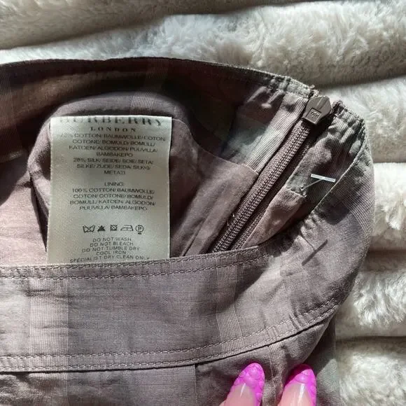 New w/out tags. Authentic Burberry mid-line skirt. Silk and cotton. Signature. - Picture 8 of 8